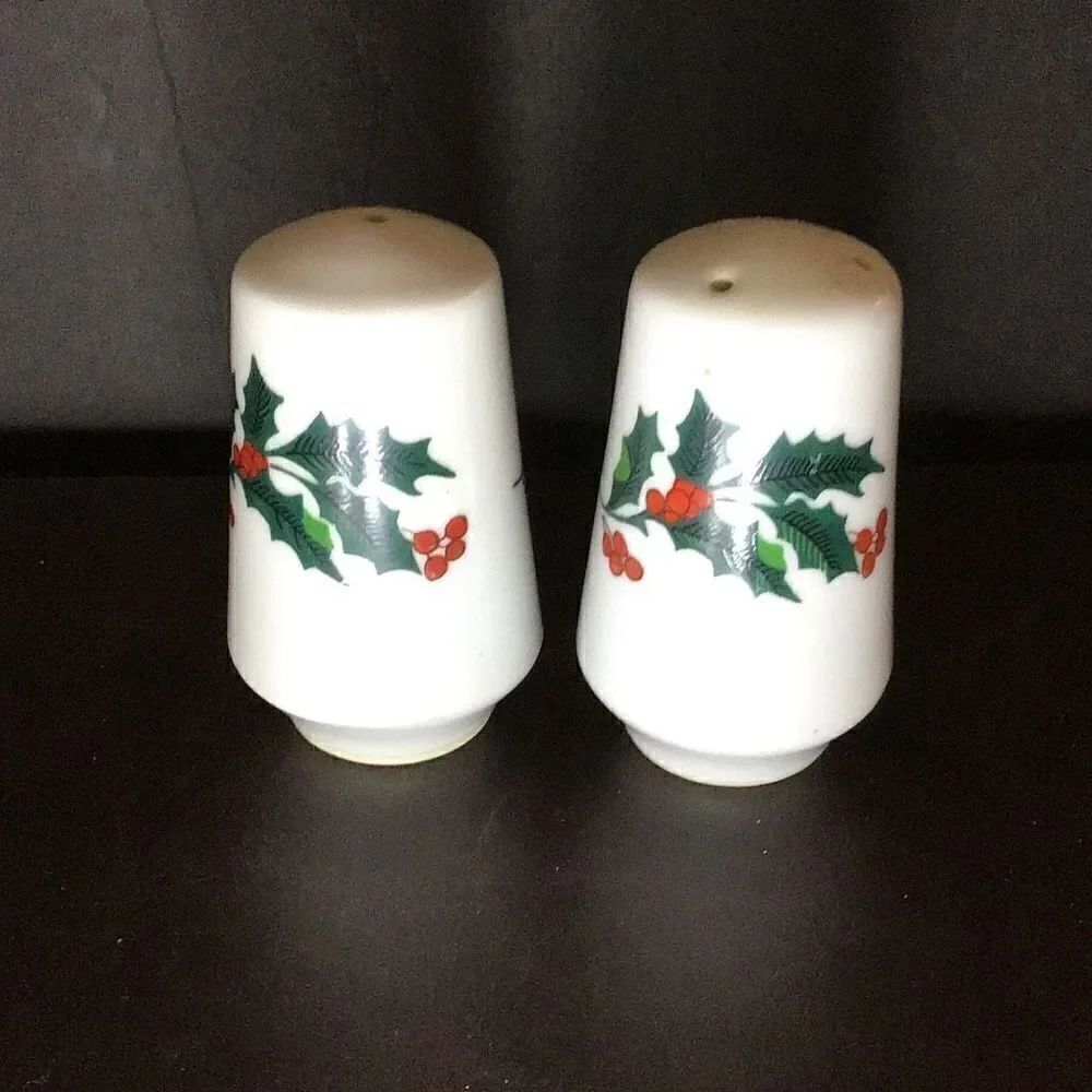 Salt and pepper shaker ￼vintage holly leaf’s and berries